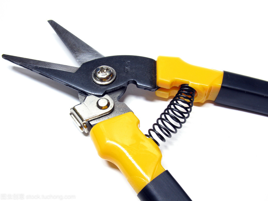 剪板機(jī)切割金屬在白色背景上。切割金屬在白色背景上的剪刀